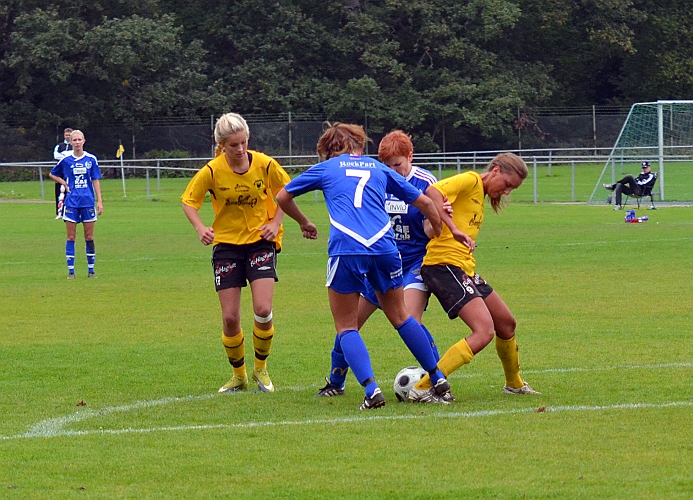 2011_0911_18.JPG - Sofia Larsson försöker komma loss med bollen