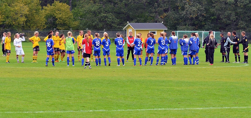 2011_0911_22.JPG - Lagen tackar varandra efter matchen