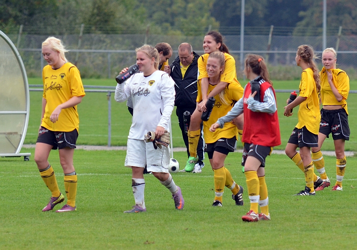 2011_0911_24.JPG - Glada tjejer på väg till omklädningsrummen