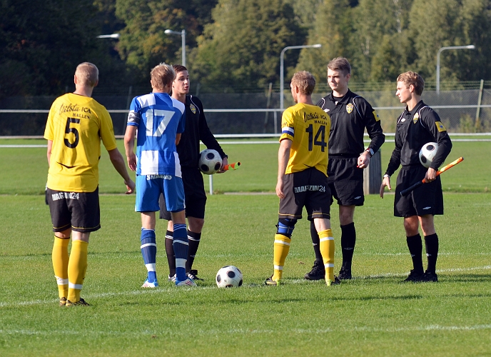 2011_0917_01.JPG - Lagkaptenerna hälsar på domarna