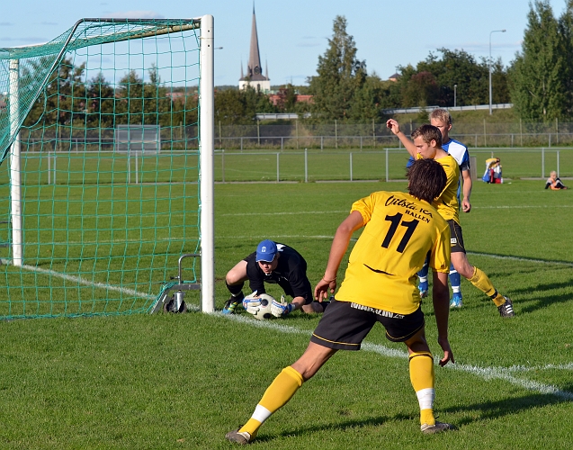 2011_0917_12.JPG - Rio Babovic och Samuel Hultqvist är framme och oroar men målvakten tar bollen precis innan linjen