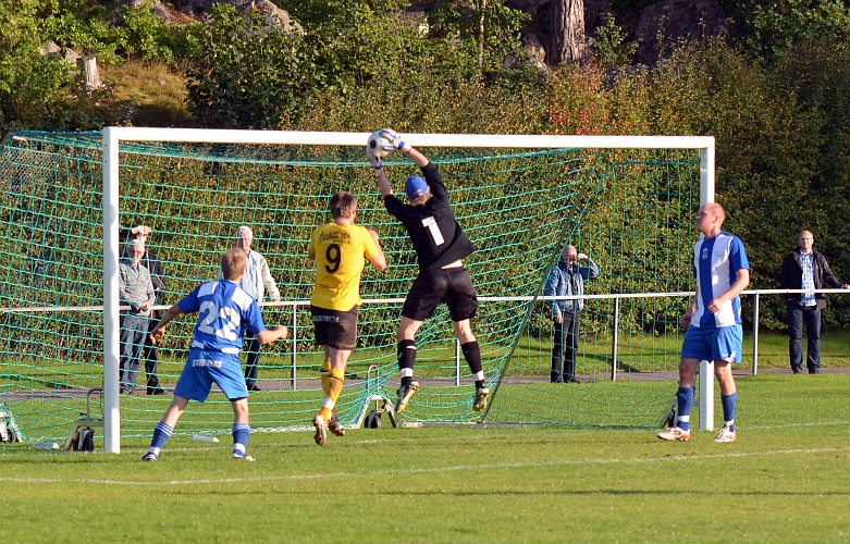 2011_0917_26.JPG - Södra ligger på för en kvittering men målvakten tar hand om bollen