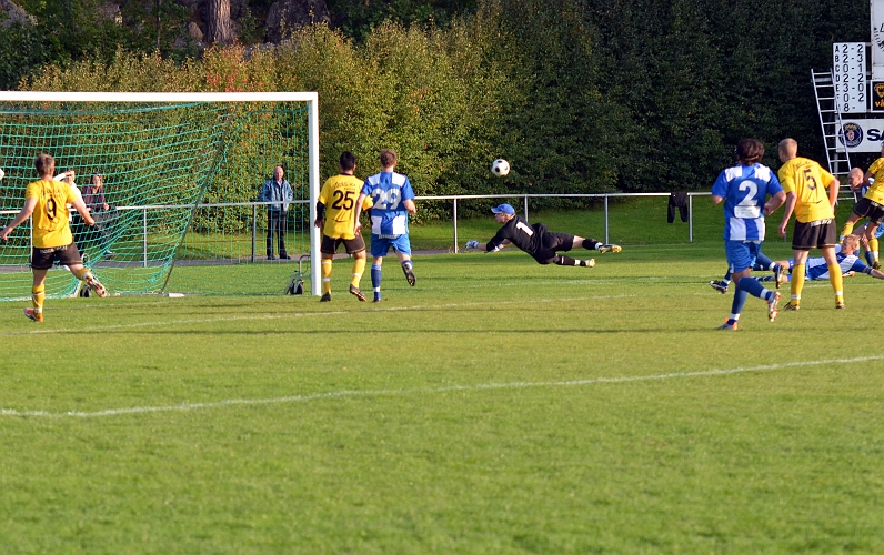 2011_0917_35.JPG - Ytterligare en bra räddning på ett skott utifrån högerkanten