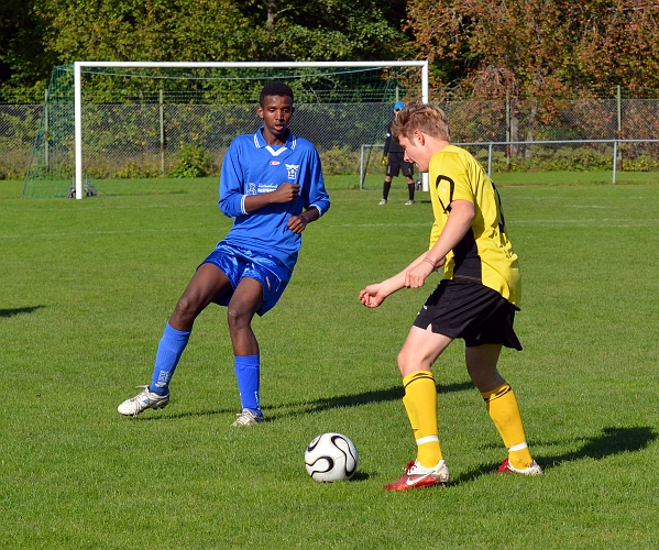 2011_0917_03.JPG - Sebastian Viberg utmanar FC Europa spelaren