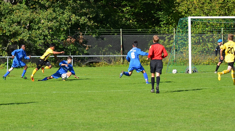 2011_0917_06.JPG - Mack Thachumphu dribblar sig fram i straffområdet