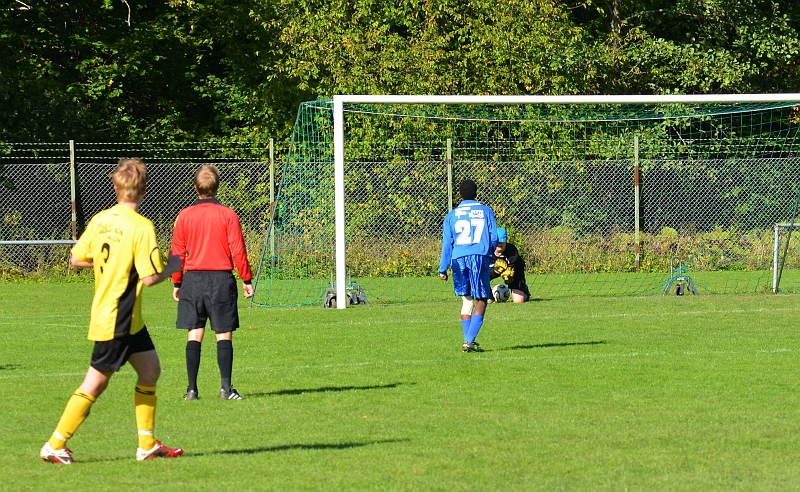 2011_0917_09.JPG - Brandon Wade (utanför bild) skjuter mot mål och bollen slinker in mellan benen på målvakten. Södra har reducerat till 1-2