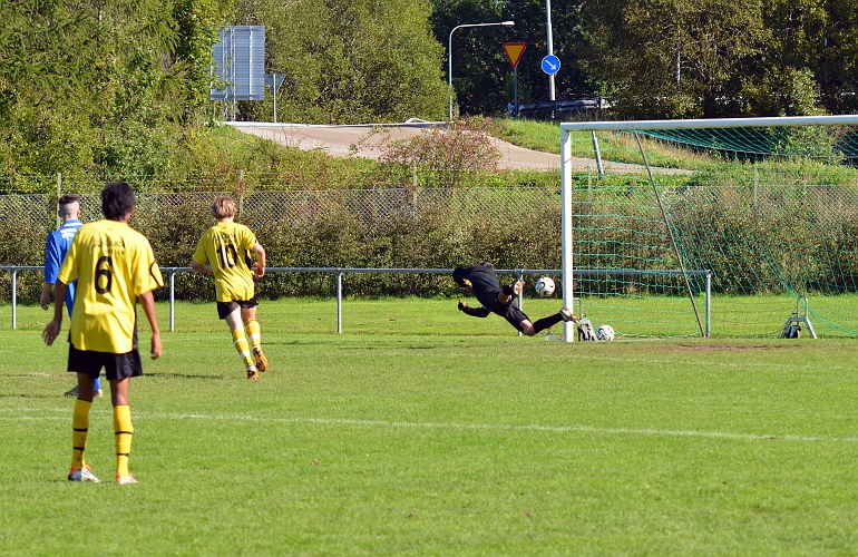2011_0917_20.JPG - En bra chans för Södra men bollen går strax utanför stolpen