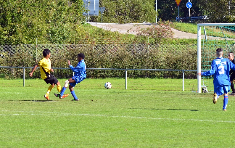 2011_0917_21.JPG - Mack Thachumphu ger Södra ledningen med 3-2