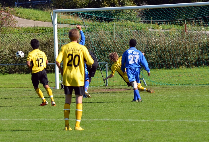 2011_0917_27.JPG - Brandon Wade är åter framme men når inte bollen riktigt