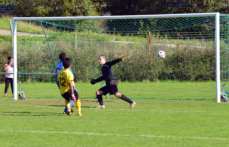 2011_0917_33.JPG - . . . . och bollen går elegant in i målet. 5-3 till Södra.