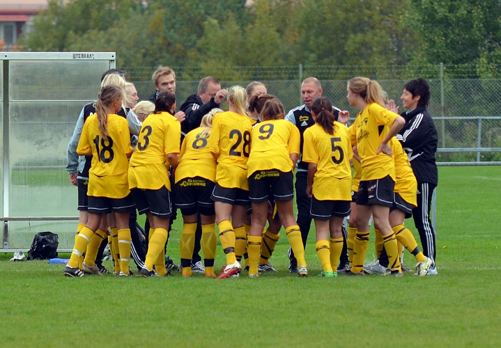 2011_0925_02.JPG - Uppeppning inför avspark och matchstart