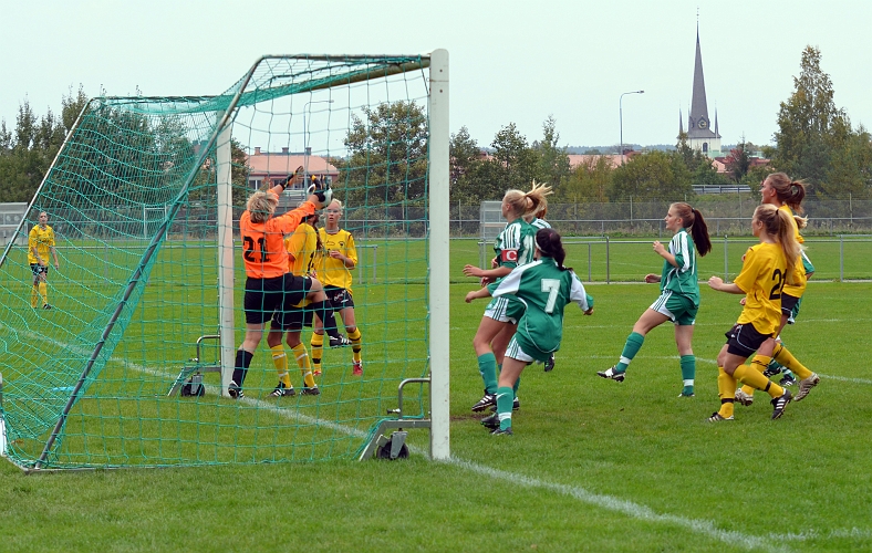 2011_0925_10.JPG - Franke's målvakt tappar ner bollen . . . .