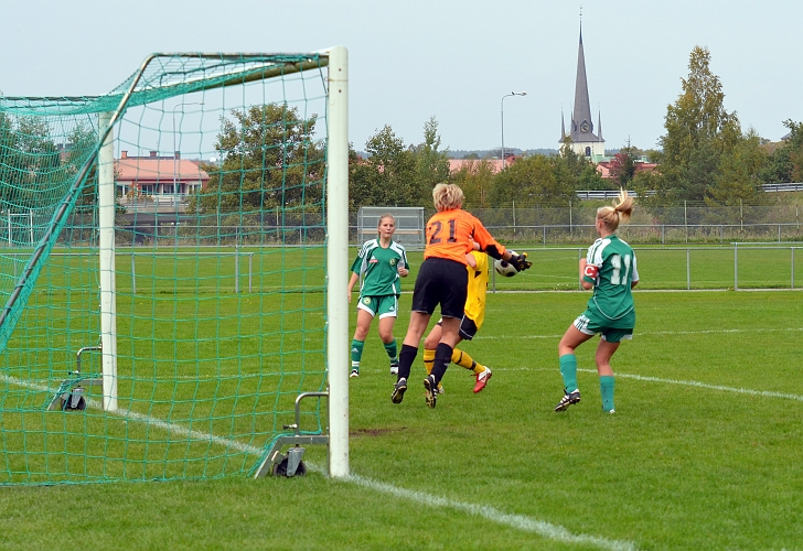 2011_0925_16.JPG - Frankemålvakten går ut och avvärjer en målchans