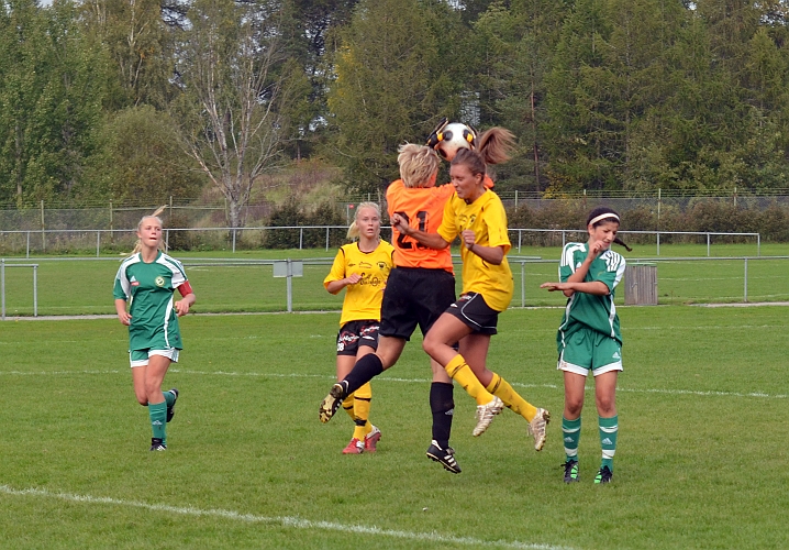 2011_0925_19.JPG - Målvakten går ut framför Sofia Larsson och plockar åt sig bollen