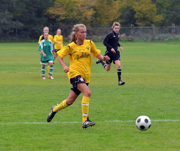 2011_0925_25.JPG - Adelisa Grabus på väg framåt i straffområdet