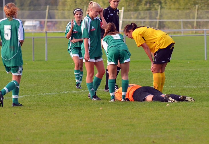 2011_0925_29.JPG - . . . . målvakten blir liggande en stund på planen . . . .