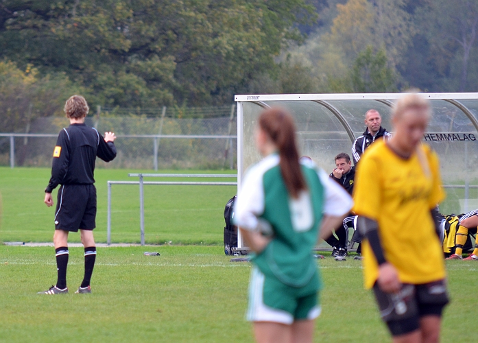2011_0925_35.JPG - Domaren är ute och tillrättavisar ledare på Södrabänken