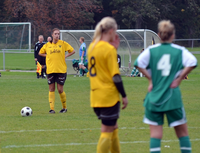 2011_0925_36.JPG - Elin Segerstedt har lagt upp bollen för en frispark
