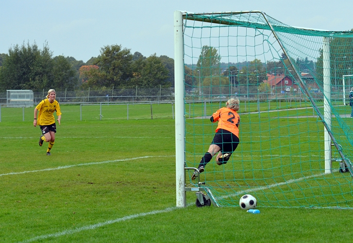 2011_0925_37.JPG - Frankes målvakt gör en bra räddning på frisparken