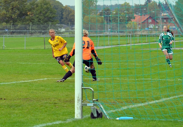 2011_0925_39.JPG - Frankes målvakt gör en fotparad på Adelisa Grabus skott