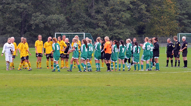 2011_0925_41.JPG - Matchen är slut och lagen tackar varandra för matchen