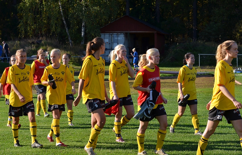 2011_1001_01.JPG - Södra's damlag på väg in till säsongens sista match