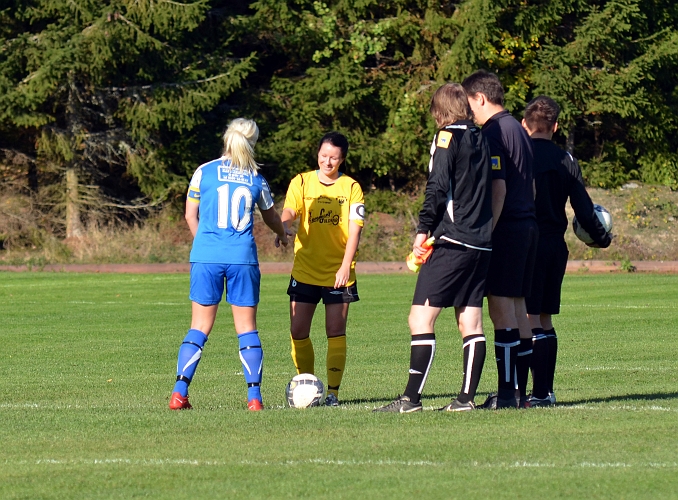 2011_1001_03.JPG - Lagkaptenerna hälsar på varandra och på domarna