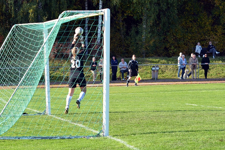 2011_1001_04.JPG - Götlunda's målvakt får göra en räddning redan i 1:a minuten