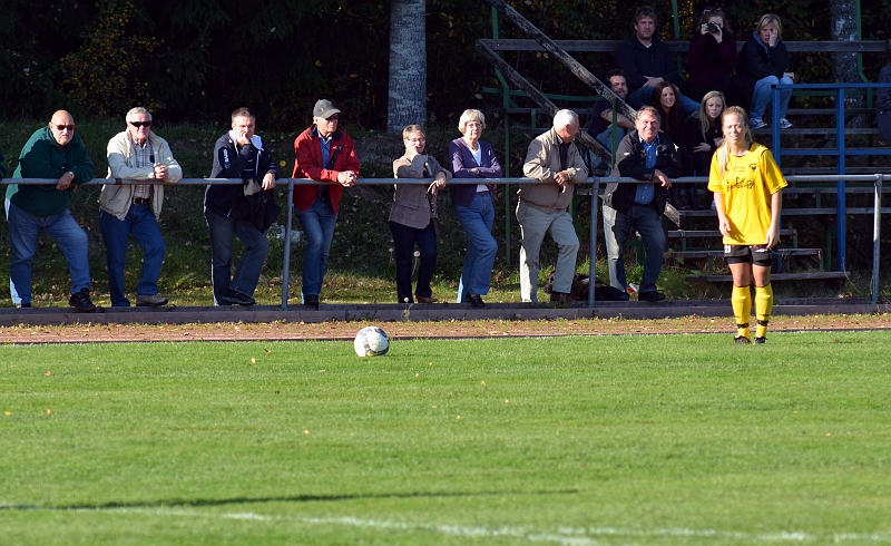 2011_1001_05.JPG - Sanna Lundberg har lagt upp bollen för en frispark