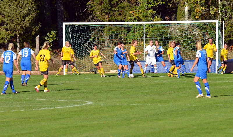 2011_1001_07.JPG - Södraförsvaret får undan bollen efter en hörna