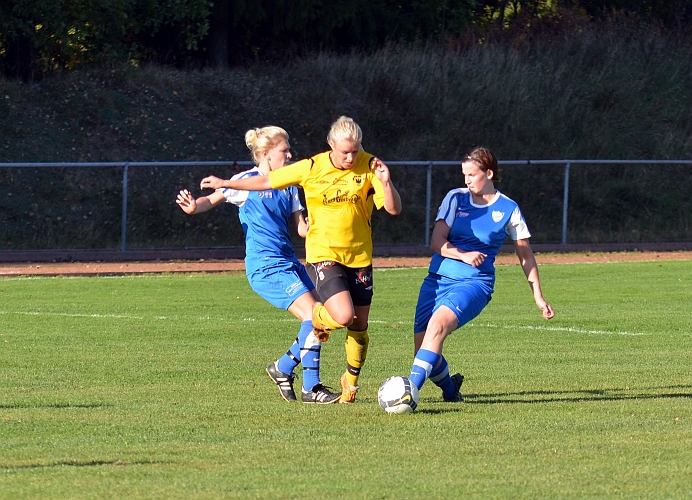 2011_1001_08.JPG - Amanda Segerstedt dribblar sig igenom mitt emellan två Götlundaspelare