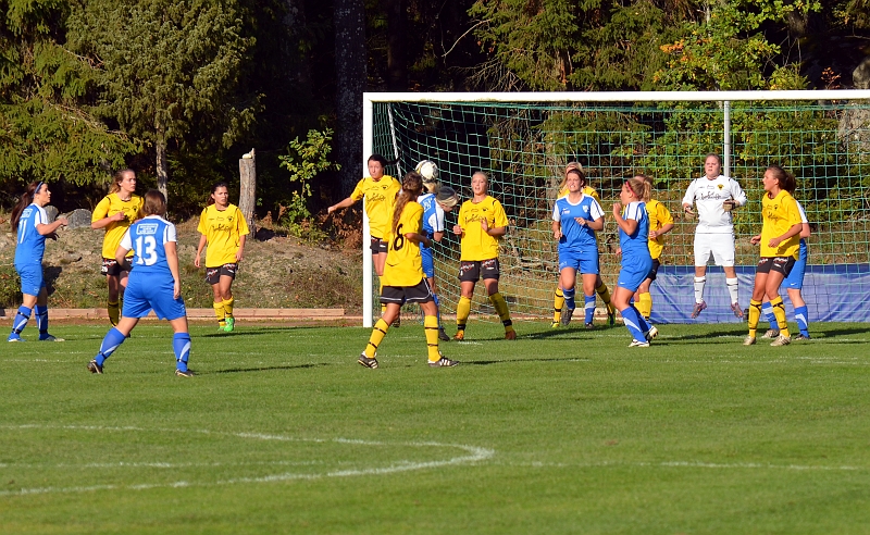 2011_1001_09.JPG - Ännu en hörna där södraförsvaret får undan bollen