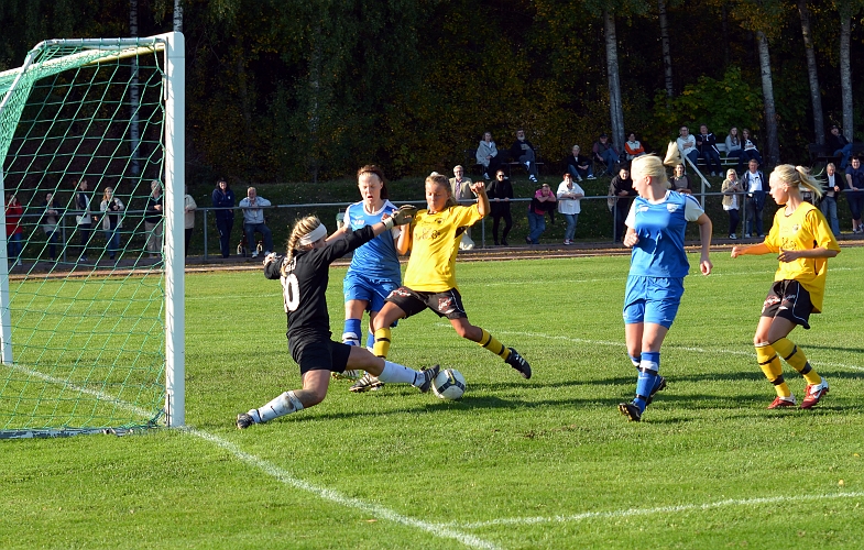 2011_1001_12.JPG - . . . . Götlunda's målvakt gör en fin fotparad på skottet . . . .