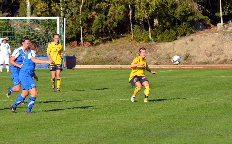 2011_1001_14.JPG - Ida Asp spelar ut bollen mot kanten