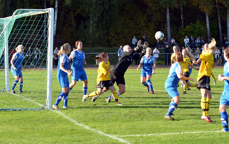 2011_1001_15.JPG - Götlunda's målvakt går ut för att plocka in bollen efter en södrahörna . . . .