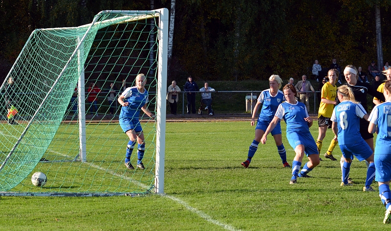 2011_1001_17.JPG - . . . . där finns Sofia Larsson (utanför bild) och hon trycker in 0-1 till Södra