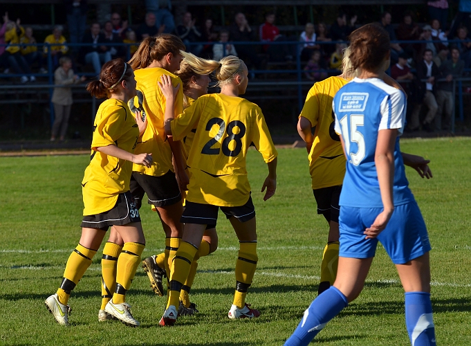 2011_1001_18.JPG - Sofia Larsson klappas om efter målet