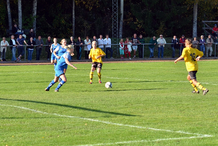 2011_1001_19.JPG - Strax efter målet hugger Adelisa Grabus på en fri boll i straffområdet . . . .