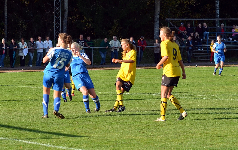 2011_1001_20.JPG - . . . . Adelisa får bra träff på bollen . . . .