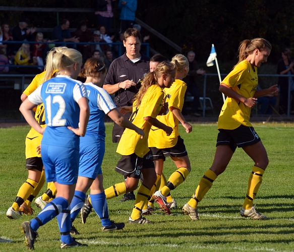 2011_1001_23.JPG - Domaren antecknar Adelisa Grabus som målskytt