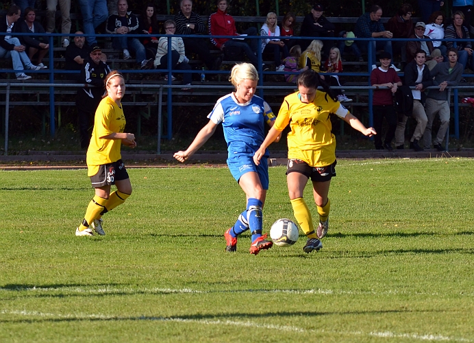 2011_1001_26.JPG - Jenny Ammesmäki vinner boll på mitten