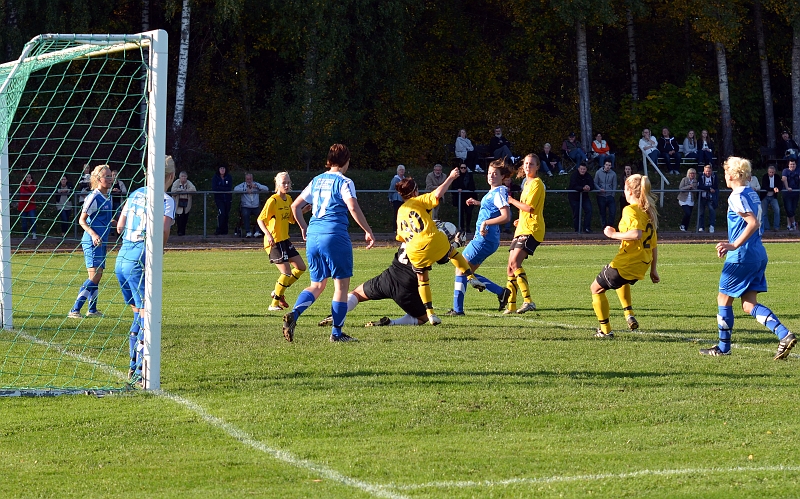 2011_1001_28.JPG - Götlunda's målvakt gör en bra räddning