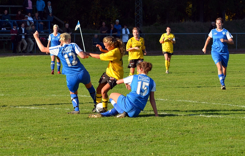 2011_1001_29.JPG - Adelisa Grabus försöker att dribbla sig förbi Götlundaförsvaret