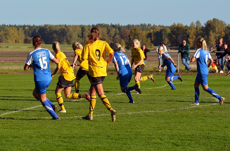 2011_1001_31.JPG - I 2:a halvleks början flyttade Södra upp folk framåt och kom framstormandes direkt . . . .