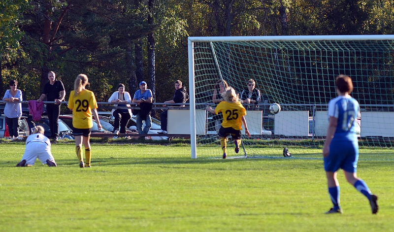2011_1001_37.JPG - . . . . och bollen seglar i mål innan Jennifer Axelsson hinner fram, Götlunda har reducerat till 1-2