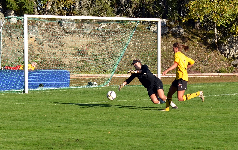 2011_1001_38.JPG - Sofia Larsson hinner inte fram innan målvakten kontrollerer bollen