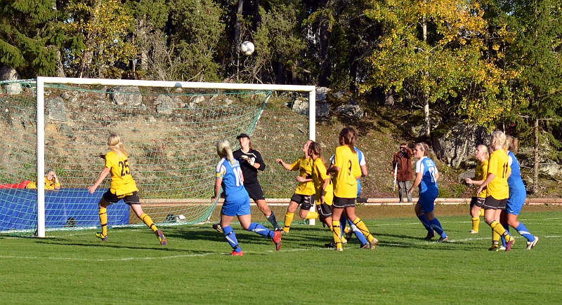 2011_1001_39.JPG - En frispark där Jennifer Axelsson kommer på bortre stolpen . . . .