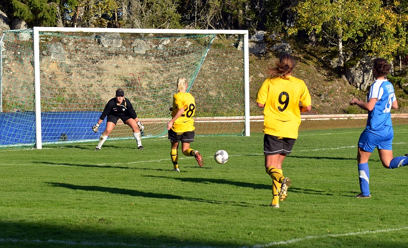 2011_1001_42.JPG - Hanna Garman kommer på kanten av målområdet och spelar in bollen mot bortre stolpen . . . .