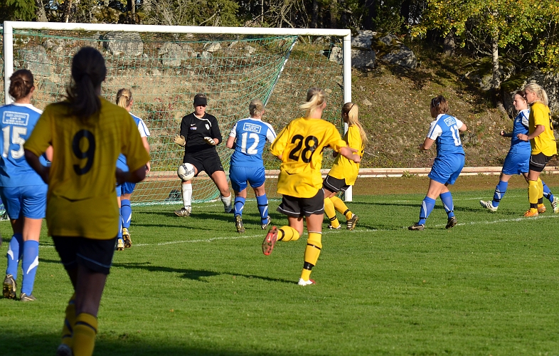 2011_1001_46.JPG - . . . . men målvakten gör ännu en bra räddning