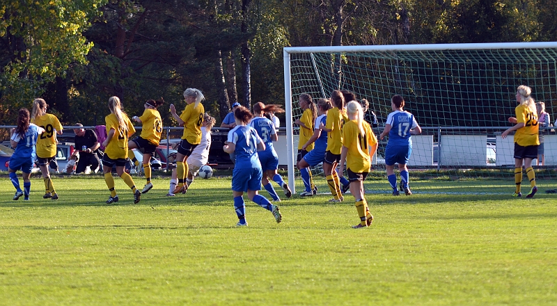 2011_1001_47.JPG - Bollen kommer in framför Södramålet efter en hörna . . . .